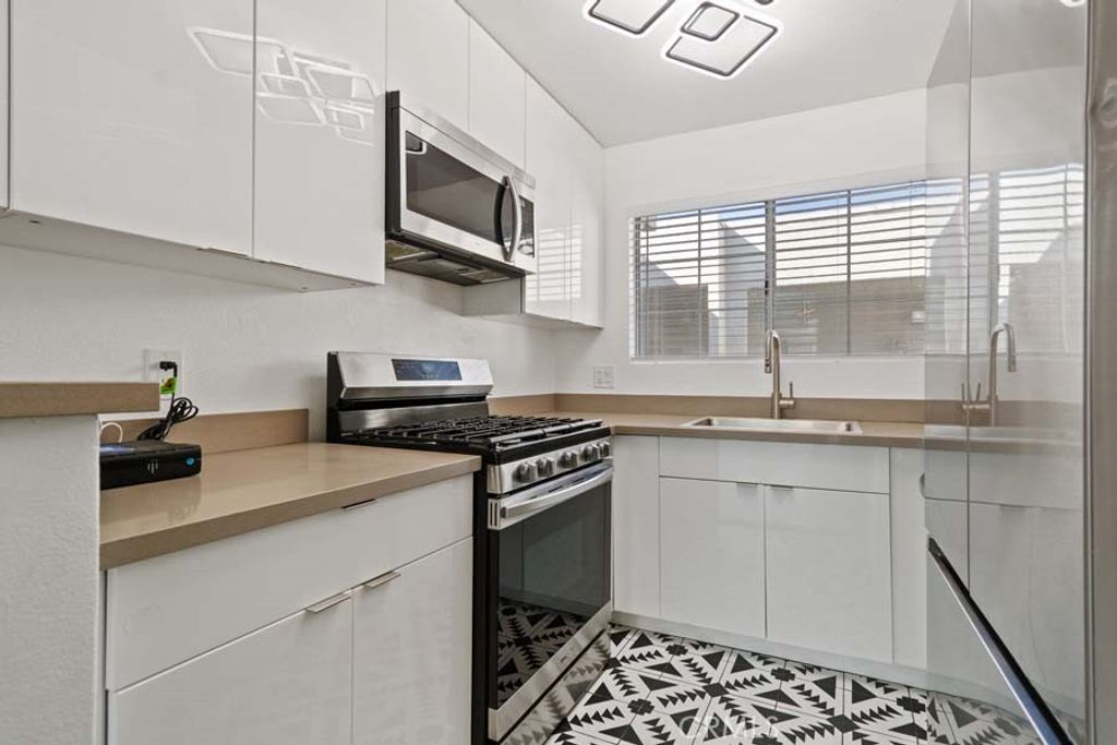 Photo of 5515 Canoga Avenue #321, Woodland Hills, CA 91367 (MLS # GD25222427)