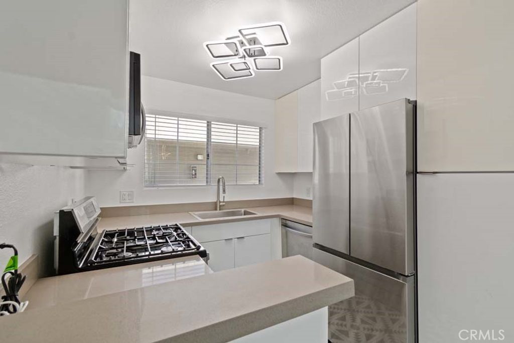 Photo of 5515 Canoga Avenue #321, Woodland Hills, CA 91367 (MLS # GD25222427)