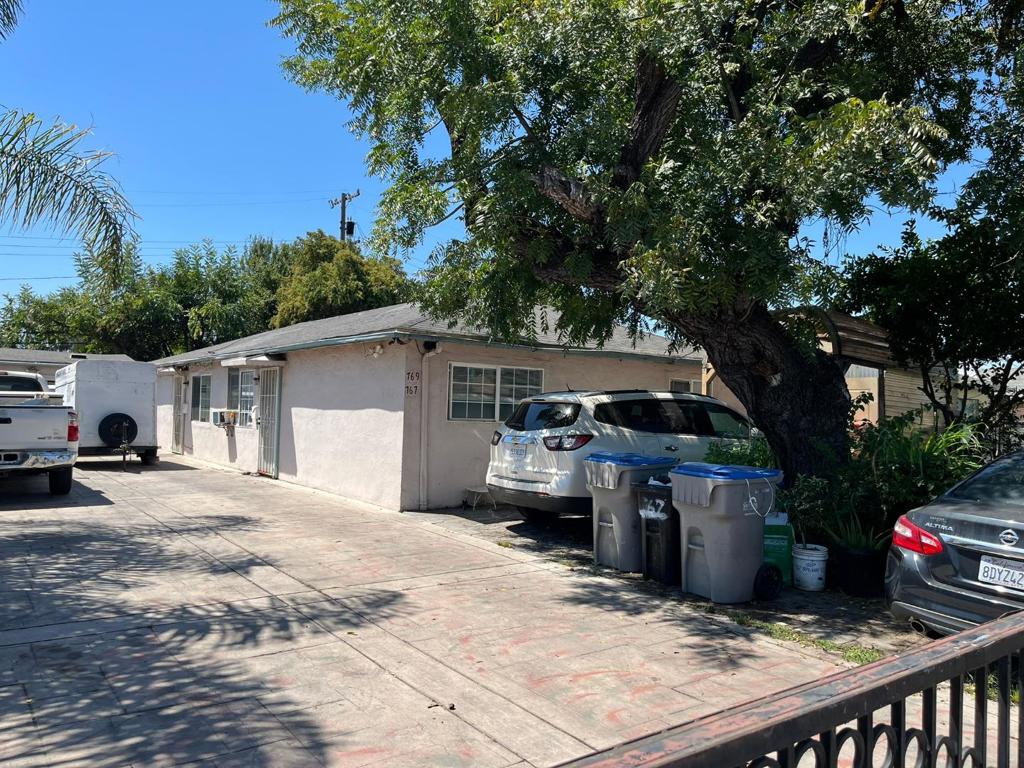 767 Remo St. is a duplex in East San Jose with convenient access to Downtown San Jose. It has a unit mix that consists of (2) 2 bedroom / 1 bathroom that are 725 Sqft. The property is located on a 0.12 acres / 5,600 SqFt lot. Among the amenities are each unit having its own private garage and gated access. This property offers a strategic entry point into the thriving investment real estate market of the Silicon Valley.