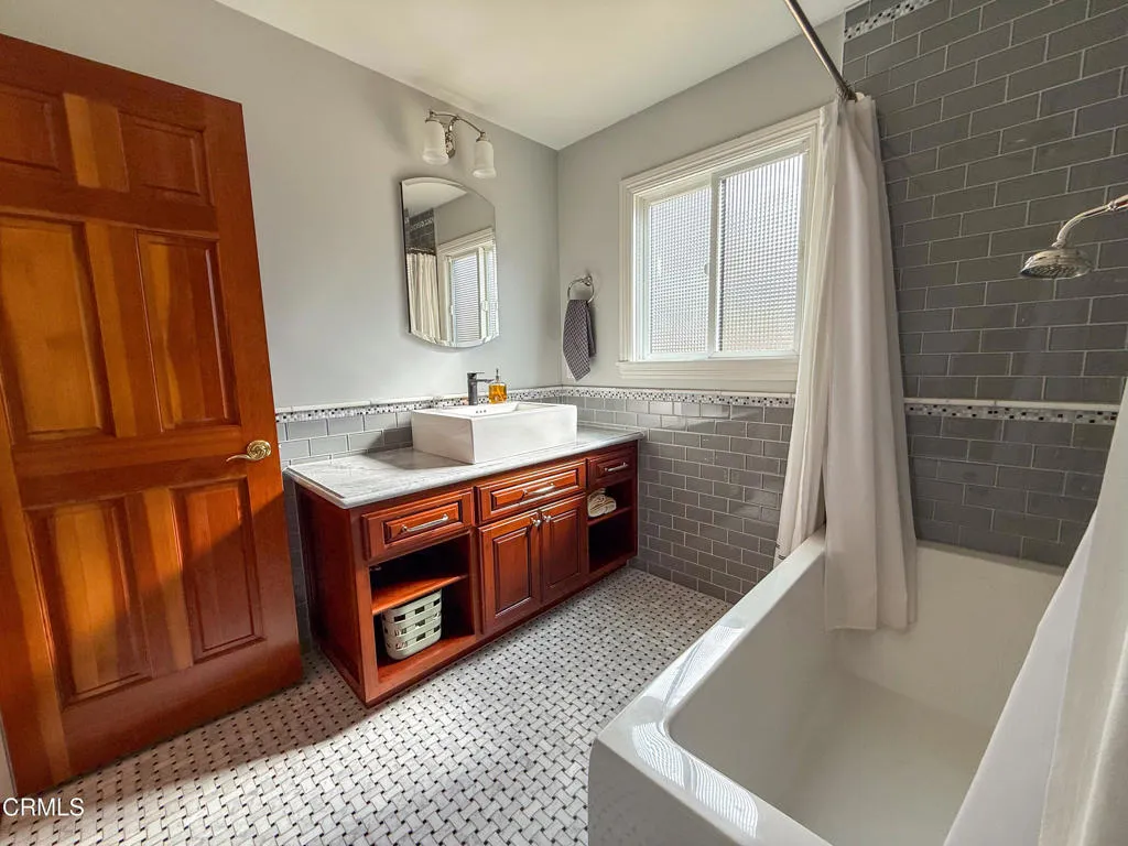 Oak View, California 93022, United States, 3 Bedrooms Bedrooms, ,2 BathroomsBathrooms,Residential,Active,235220