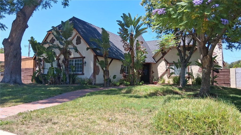 Must see! Beautifully remodeled property 3 bed 2 bath with office space gorgeous house. 2 car garage. New kitchen . Backyard completely redone. Beautiful West Hills area. Come see for yourself. 24 hour notice for all showings. thank you.
EXCLUSIONS: the second floor is not part of the lease they have separate private entrance.