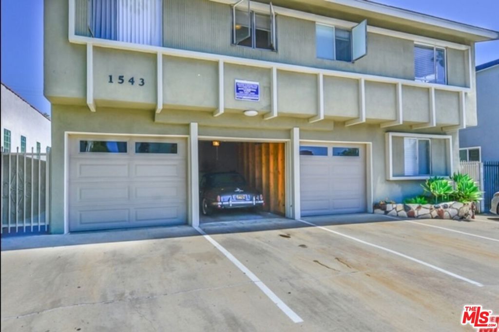 EASY TO SHOW, Gated building. Remodeled Unit #C , with A/C WALL UNIT , GROUND FLOOR unit , located 3 blocks from metro line station, 1BED +1 BATH short distance to Santa Monica beach, 3rd St , freshly painted, hardwood floor, stove , refrigerator , ceiling fans. Gated building, PETS ok.
