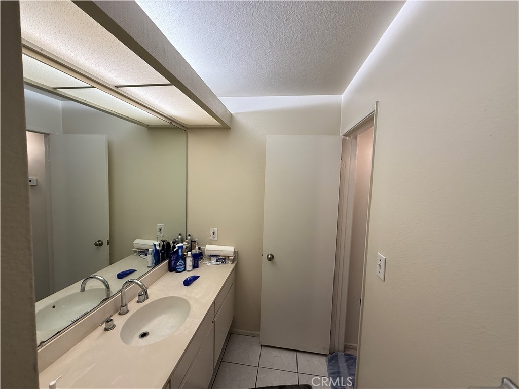 576 N Bellflower