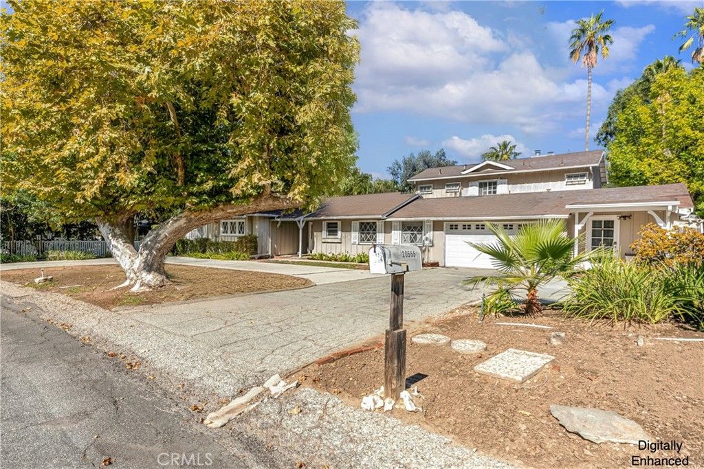 Photo of 20555 Dumont Street, Woodland Hills, CA 91364 (MLS # SR25244760)