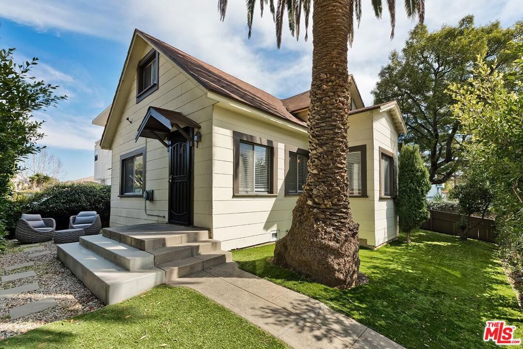 Photo of 1921 6th Street, Santa Monica, CA 90405 (MLS # 26671809)