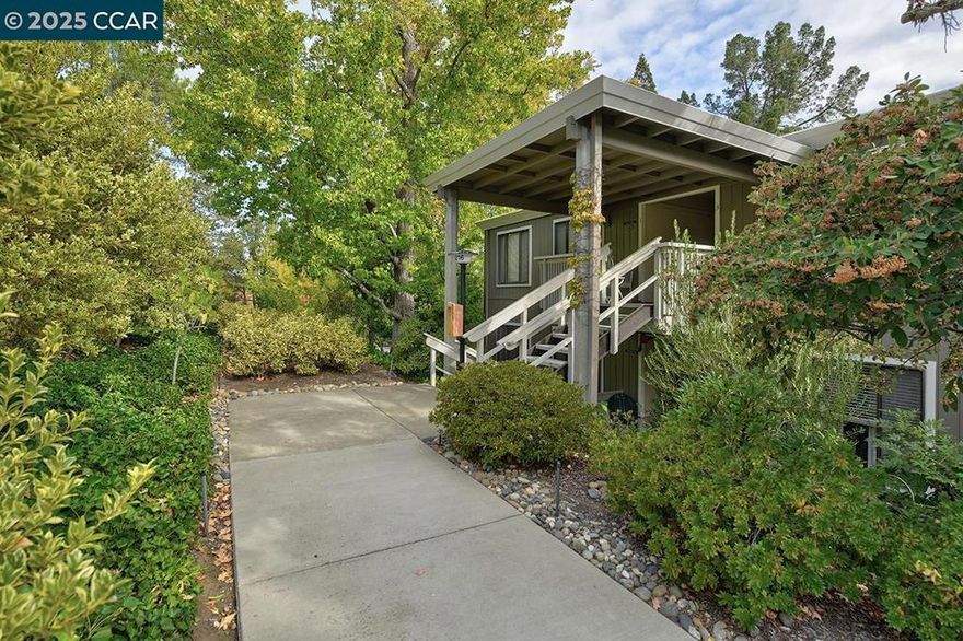 Picturesque views that include Mt. Diablo peak , golf course, tree-lined rolling hills of the breathtaking Rossmoor valley. Enjoy coffee in the morning sun on the open balcony . Miele W/D and Dishwasher. Extra large serene open entry with plenty of visitor parking.
