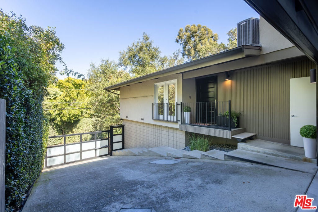 11922 Sunshine Terrace