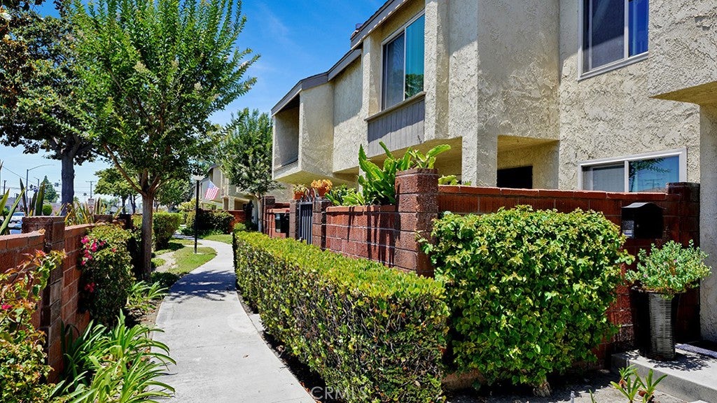 1013 W Orangewood AVE