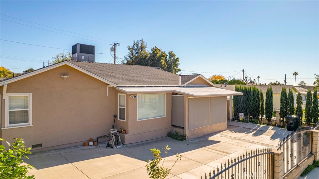 1670 N Oxford Avenue N