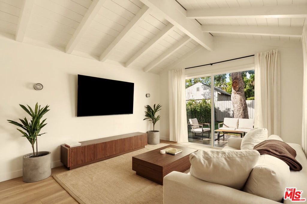 Photo of 2057 W 28th Street, Los Angeles, CA 90018 (MLS # 26673231)