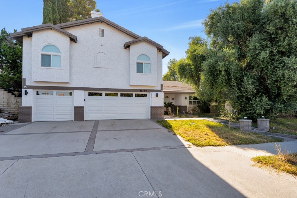 Photo of 10122 Jovita Avenue, Chatsworth, CA 91311 (MLS # SR25195930)