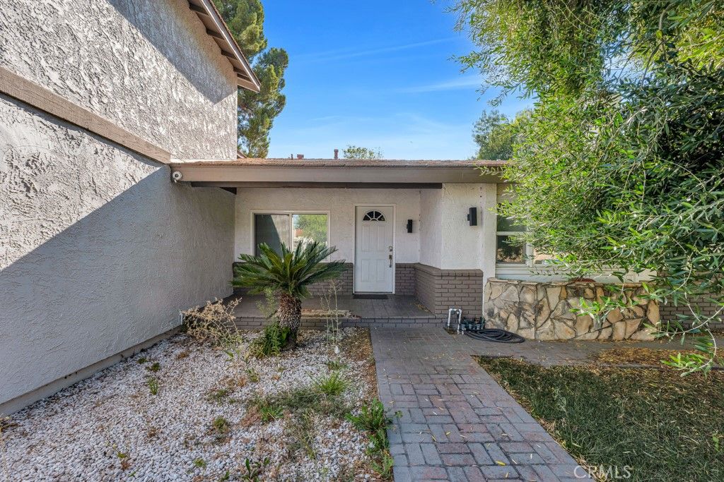 Photo of 10122 Jovita Avenue, Chatsworth, CA 91311 (MLS # SR25195930)