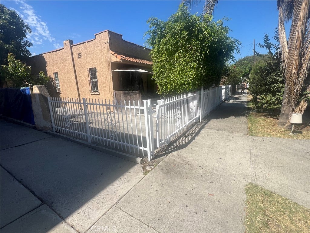 1634 W Parade
