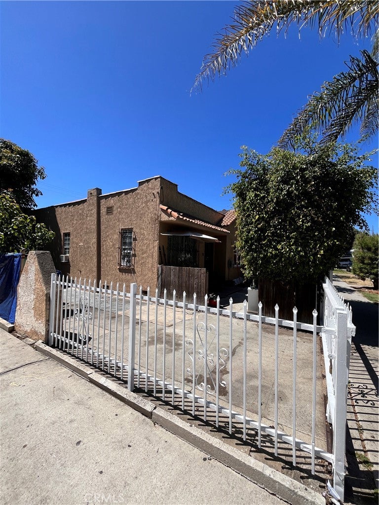 1634 W Parade
