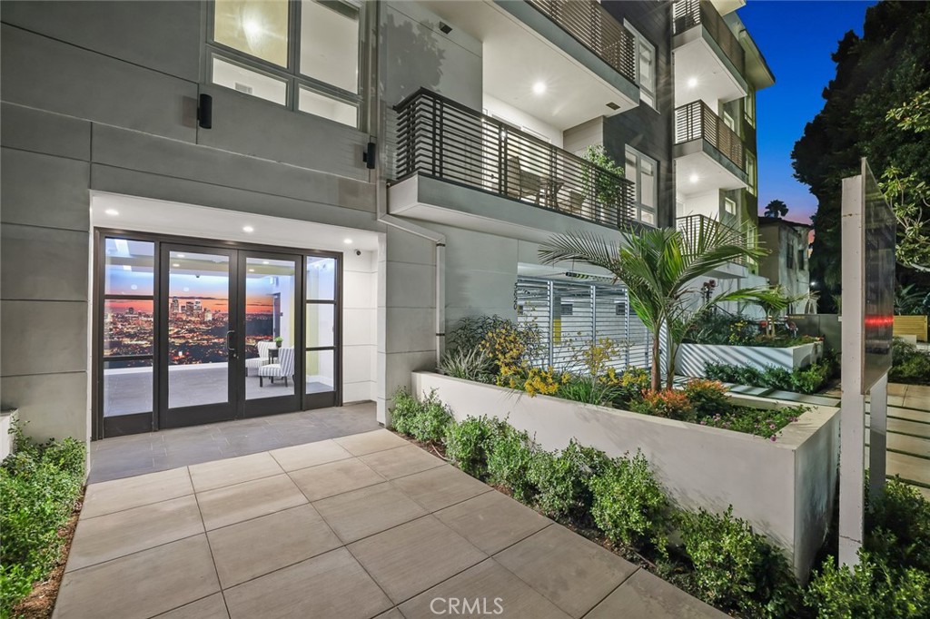 5820 La Mirada Avenue 306