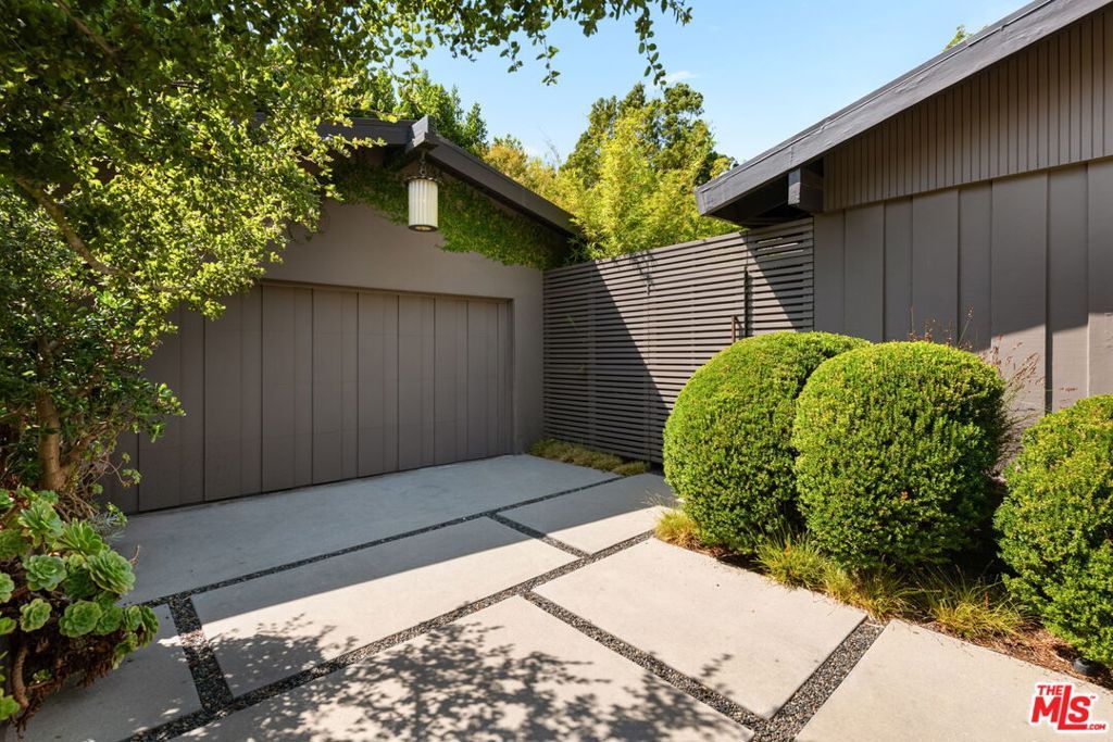 Photo of 7535 LOLINA Lane, Los Angeles, CA 90046 (MLS # 22145347)