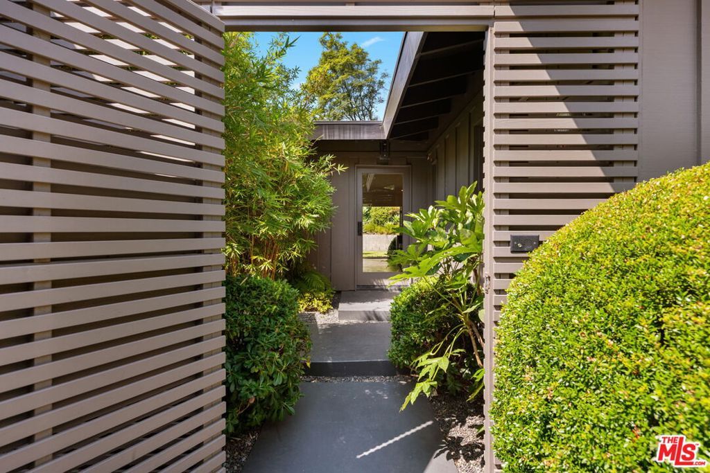 Photo of 7535 LOLINA Lane, Los Angeles, CA 90046 (MLS # 22145347)