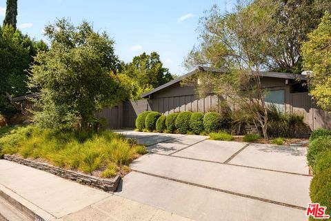 Photo of 7535 LOLINA Lane, Los Angeles, CA 90046 (MLS # 22145347)