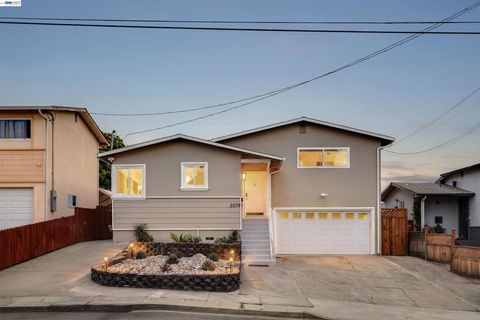 Photo of 2579 Jacobs St St, Hayward, CA 94541 (MLS # 41141288)