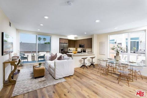 Photo of 5229 Willowcrest Avenue #402, North Hollywood, CA 91601 (MLS # 26723431)