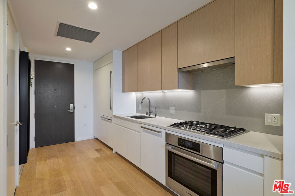 877 S Francisco Street 1220