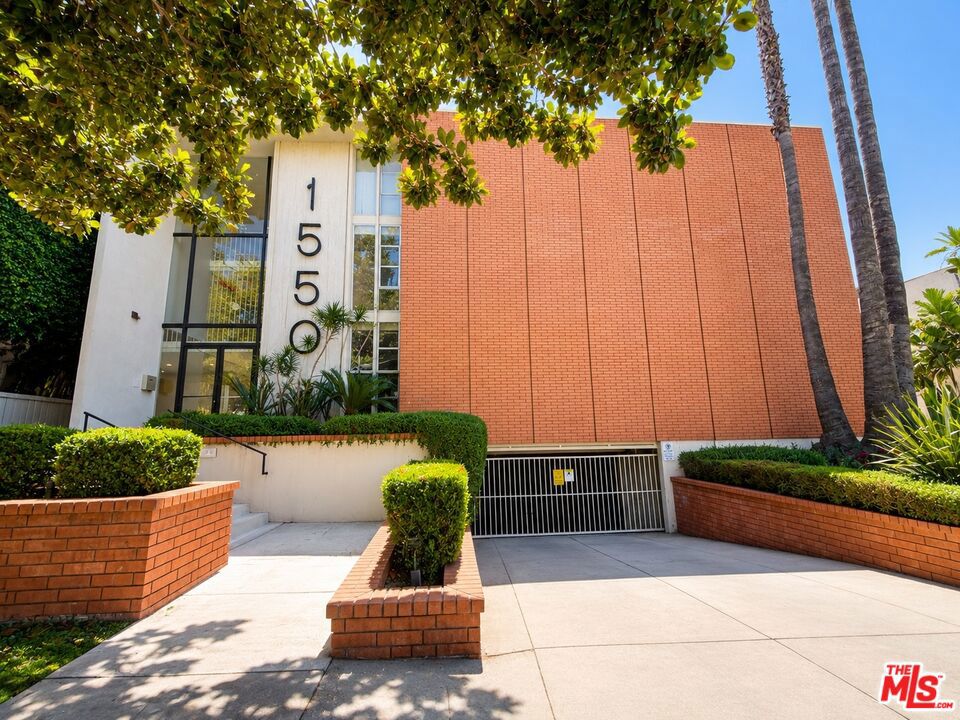 Properties 1550 N Laurel Avenue 301