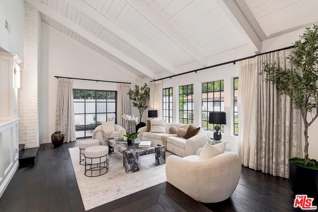 Photo of 1060 Chantilly Road, Los Angeles, CA 90077 (MLS # 25626049)