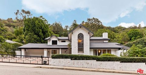 Photo of 1060 Chantilly Road, Los Angeles, CA 90077 (MLS # 25626049)