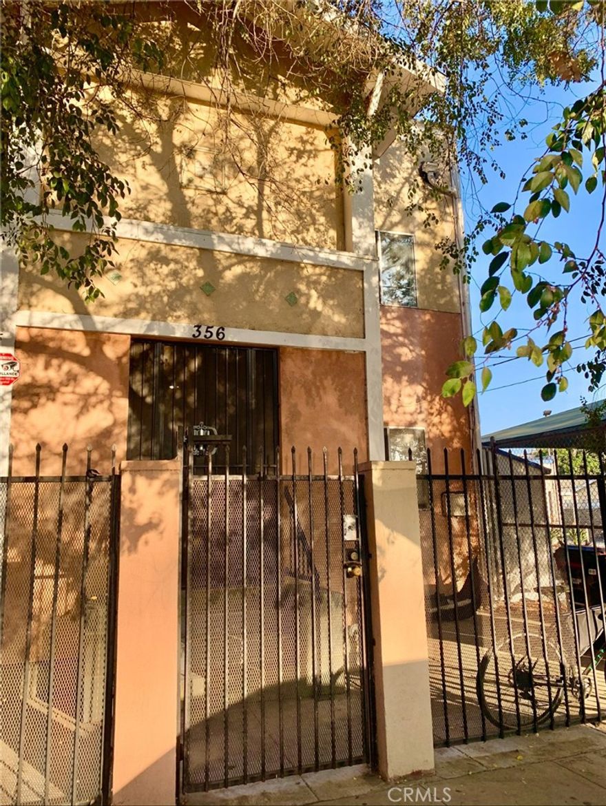 Private Room share kitchen,  private entry with private lock key to each bedroom, no roommate to share the room. Total is 6 rooms, currently have 2 available room,  room size is 130 sq ft ,  $790 small furnished room share bathroom with one guy and $890 larger room 180 sq ft.  share bathroom down the hallway, community kitchen ,  coin laundry onsite.  Near SciArc, USC, Calstate, Little tokyo, near bus stop and Gold line metro, 2 miles to Downtown LA.  One year lease with good credit and application require with paystubs