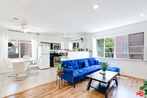 Photo of 137 Rexford #1/4, Beverly Hills, CA 90212 (MLS # 26667133)