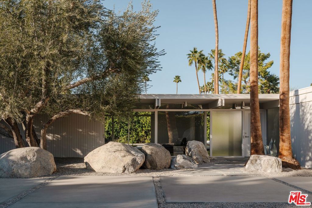 Photo of 1272 E Verbena Drive, Palm Springs, CA 92262 (MLS # 25606279)