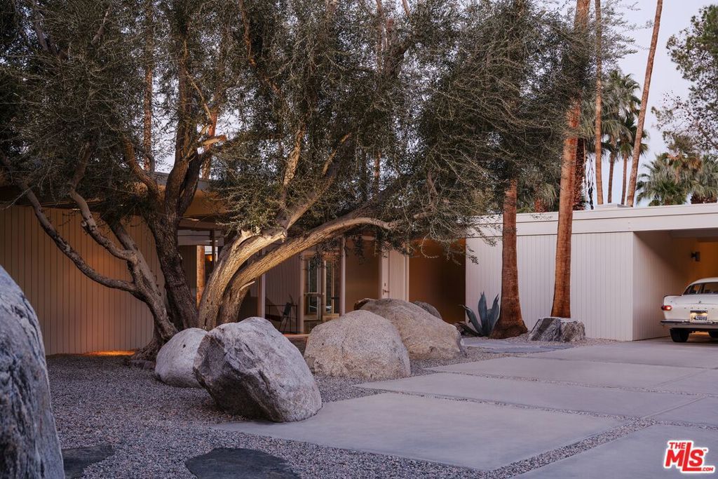 Photo of 1272 E Verbena Drive, Palm Springs, CA 92262 (MLS # 25606279)