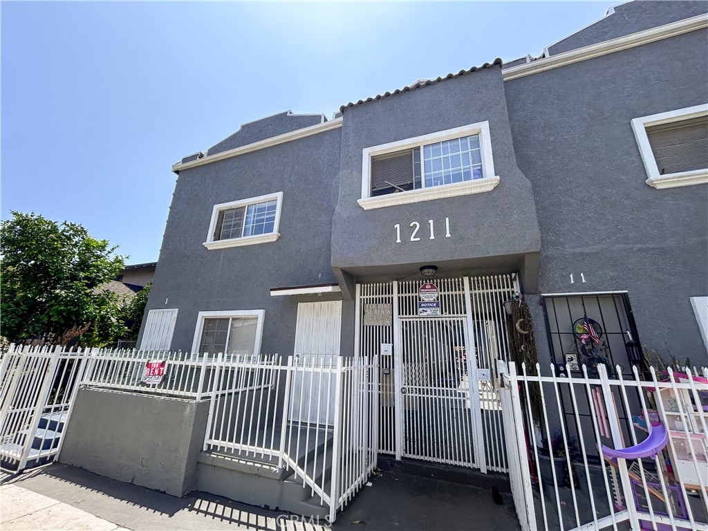 Spacious 3-Bedroom Apartment in Central Long Beach
1211 Hoffman Ave, Long Beach, CA 90813
$2,395/month
This bright and well-distributed 3-bedroom, 1-bathroom apartment is located in a prime area of Long Beach, offering comfort, space, and convenience. Ideal for families, professionals, or roommates looking to enjoy everything the city has to offer.
Unit Features:
Three spacious bedrooms with abundant natural light
One full bathroom with a practical layout
Open kitchen seamlessly connected to the dining area
Centrally located near public transit, restaurants, and shopping
Just minutes from the beach and major local attractions
Available now. Easy to show.