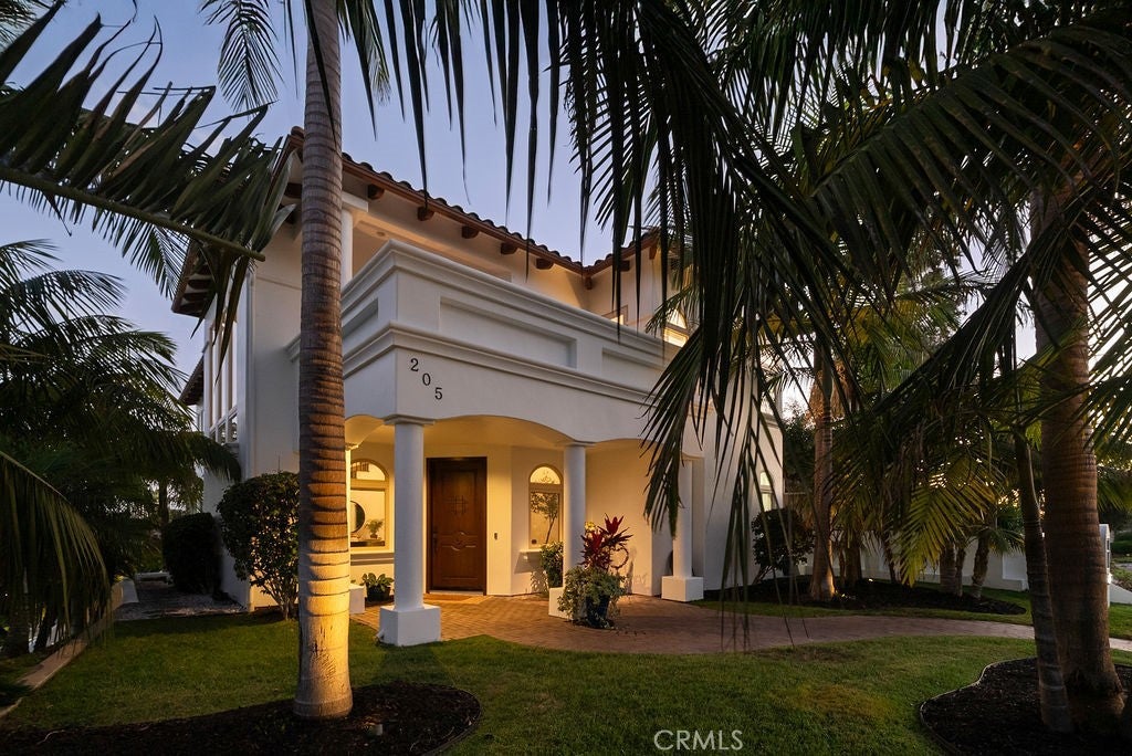 205 W Avenida Valencia
