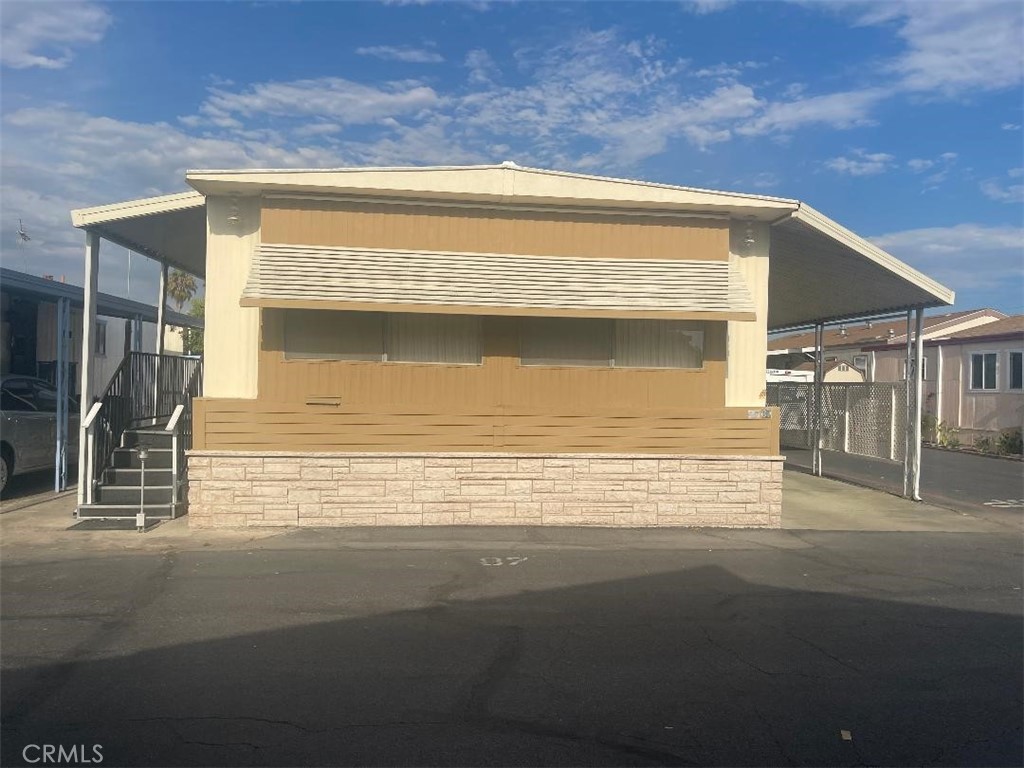 Beautiful Mobile home ready to move in. New floor and new paint. Two bedrooms and two baths with low rent. Closed to Bolsa, Shopping . Senior park.