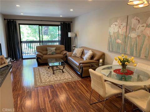 Photo of 22100 Burbank, Woodland Hills, CA 91367 (MLS # SR26022887)