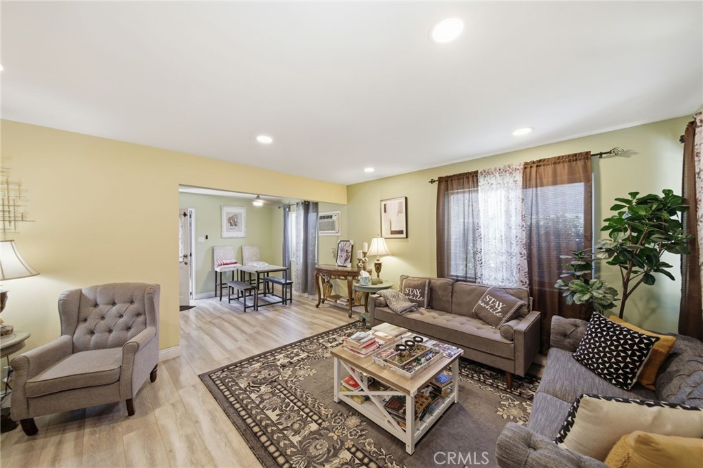 3944 W 111th