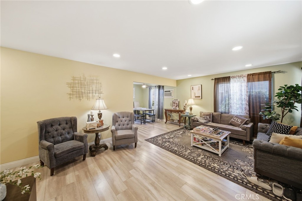 3944 W 111th