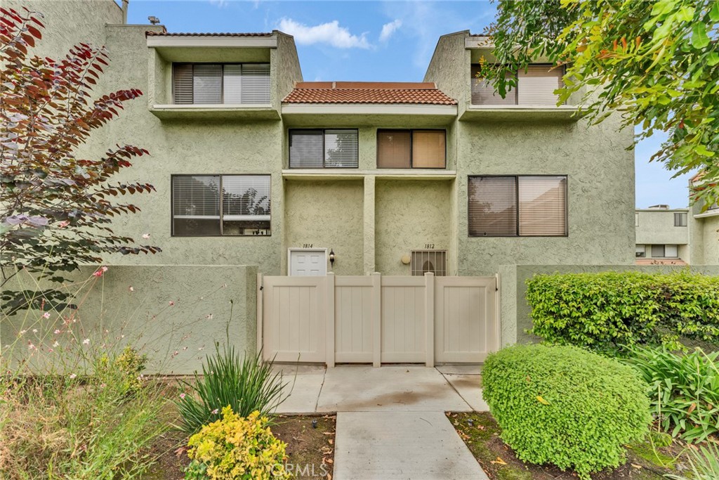 Modern living can be your experience of family-friendly living in the San Gabriel Valley. ** Enjoy spacious, contemporary, open, and incredibly inviting 3-bedroom, 2.5-bath townhome—facing the beautiful courtyard with pool.** The unit features a newly remodeled kitchen, large windows to enjoy fresh breezes. ** The inspired master suites with high ceilings receive lots of natural light and include generously sized closets.
** Getting to Los Angeles for work or play is easy with convenient access to the 10, 605, and 210 freeways.
** Only a short drive away to Arcadia, Santa Anita Mall, Old Pasadena, APU, Cal State LA.