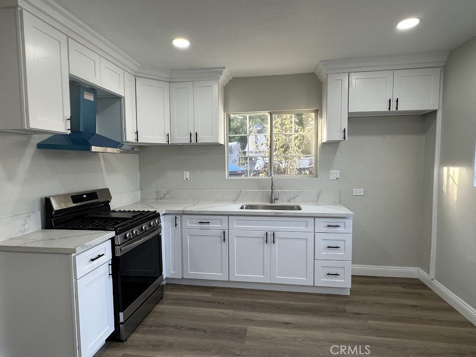 370 W Artesia