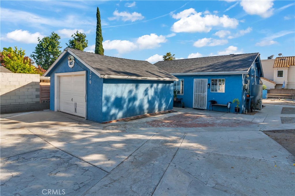 370 W Artesia