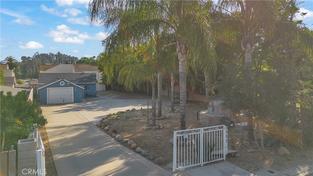 370 W Artesia