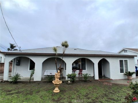 Photo of 10427 Kewen, Pacoima, CA 91331 (MLS # SR26007574)