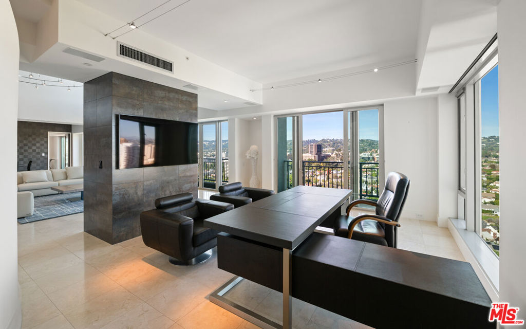 10727 Wilshire Boulevard PH2