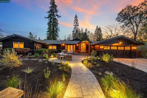 Photo of 12 La Sombra Ct Ct, Orinda, CA 94563 (MLS # 41128533)