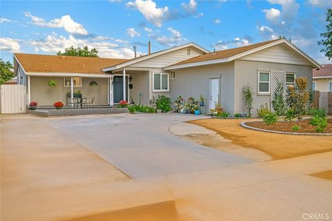 Photo of 8410 Beckford Ave, Northridge, CA 91324 (MLS # SR26101740)