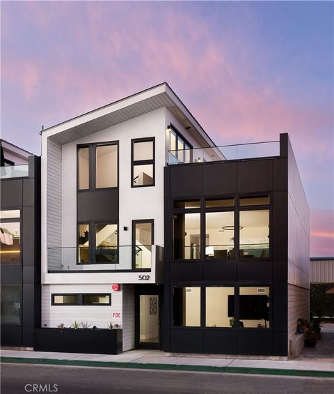 Photo of 502 W Balboa Blvd Blvd, Newport Beach, CA 92661 (MLS # NP26039532)