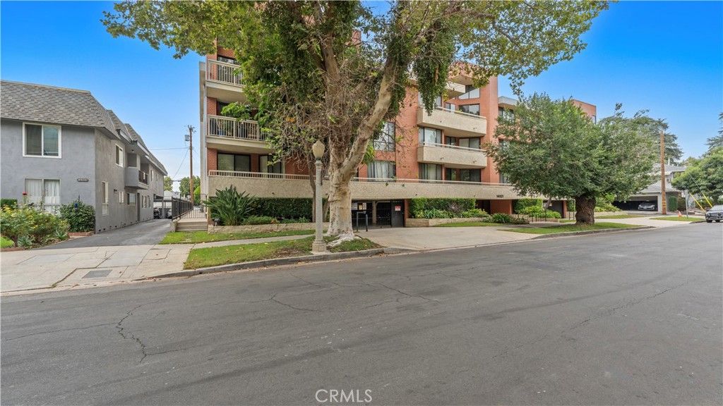 Photo of 14521 Benefit St St #102, Sherman Oaks, CA 91403 (MLS # DW25219699)