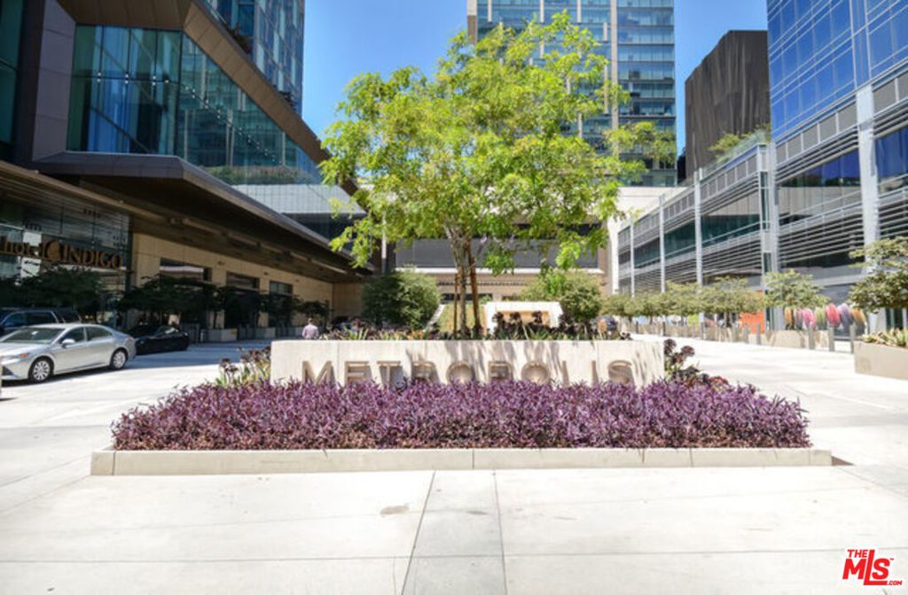 Photo of 889 Francisco Street #2210, Los Angeles, CA 90017 (MLS # 26633355)