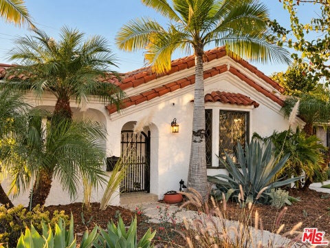 Photo of 3857 Welland Avenue, Los Angeles, CA 90008 (MLS # 26999945)